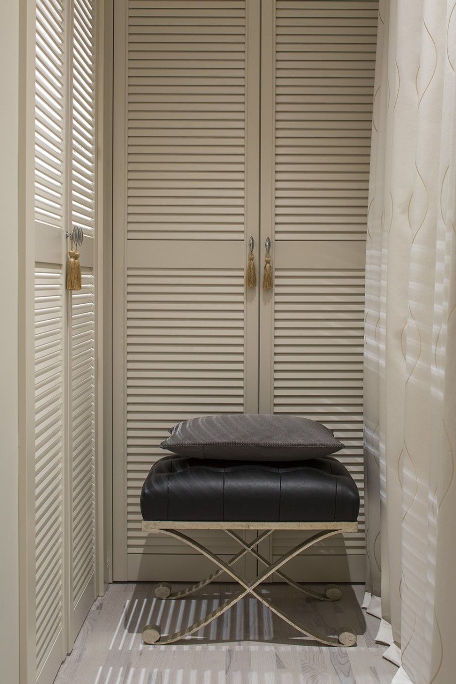 Шкаф на балконе с жалюзийными дверцами