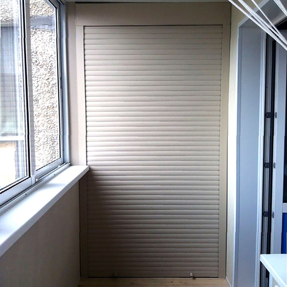 Шкаф на балконе с рейками