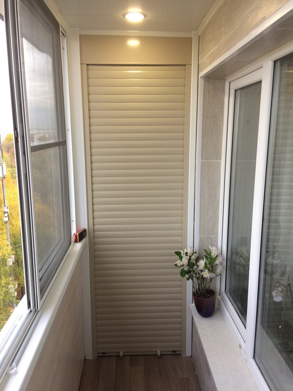 Шкаф на балконе с жалюзийными дверцами