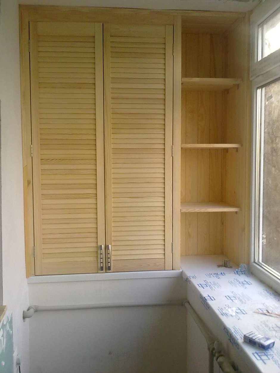 Шкаф на балконе из жалюзийных дверок