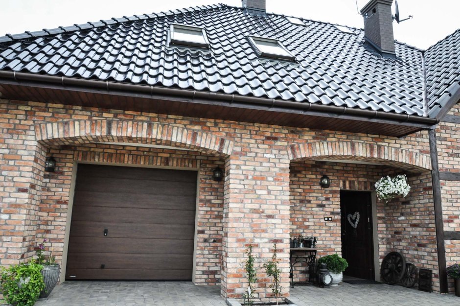 Одноэтажный дом с черной крышей