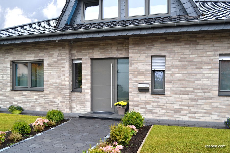 Кирпичный дом с плоской крышей