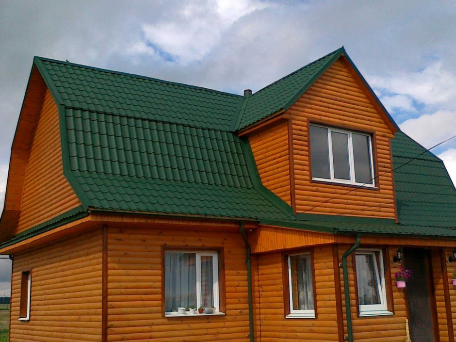 Фасад с зеленой крышей