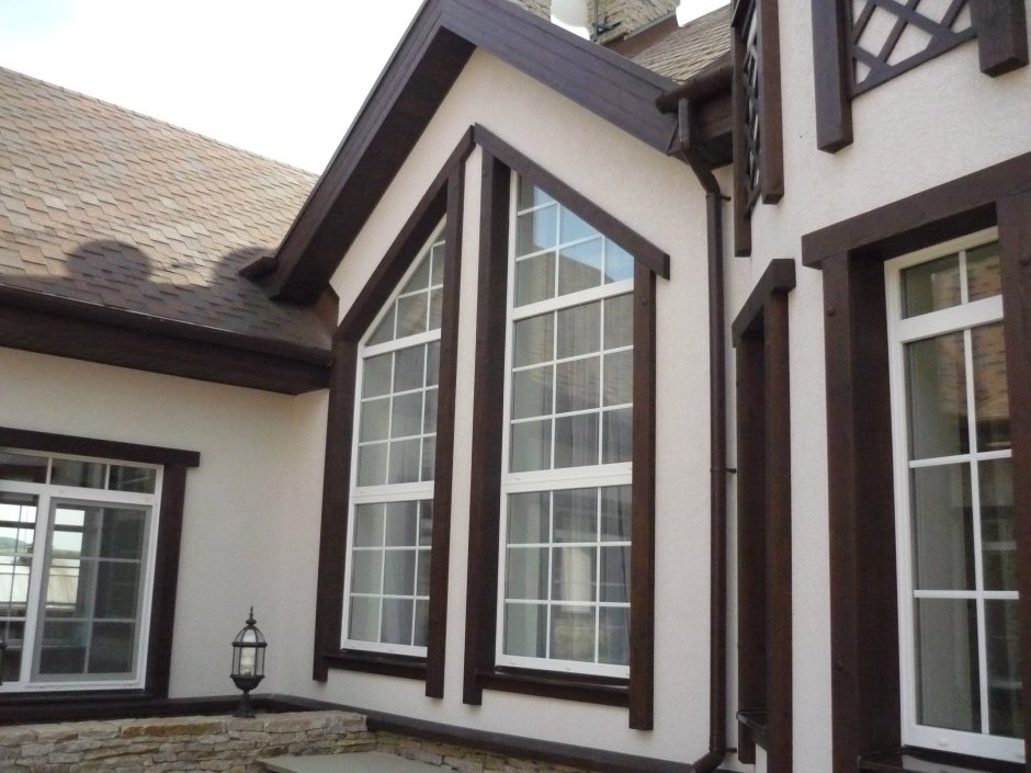 Фасады домов с коричневыми окнами