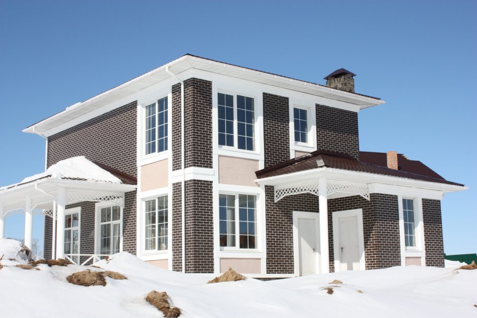 Коттедж с белыми окнами