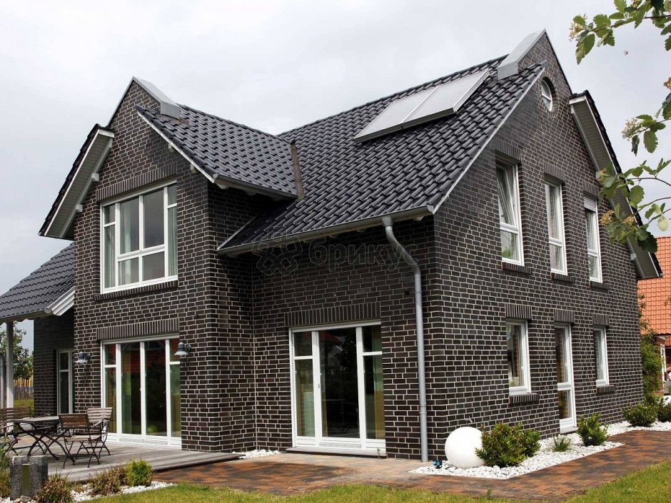 Кирпичный дом с серой крышей