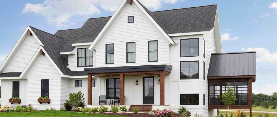 Фасад дома в светлых тонах