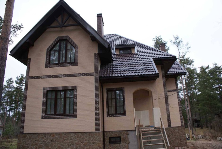 Бежевый дом с коричневыми окнами