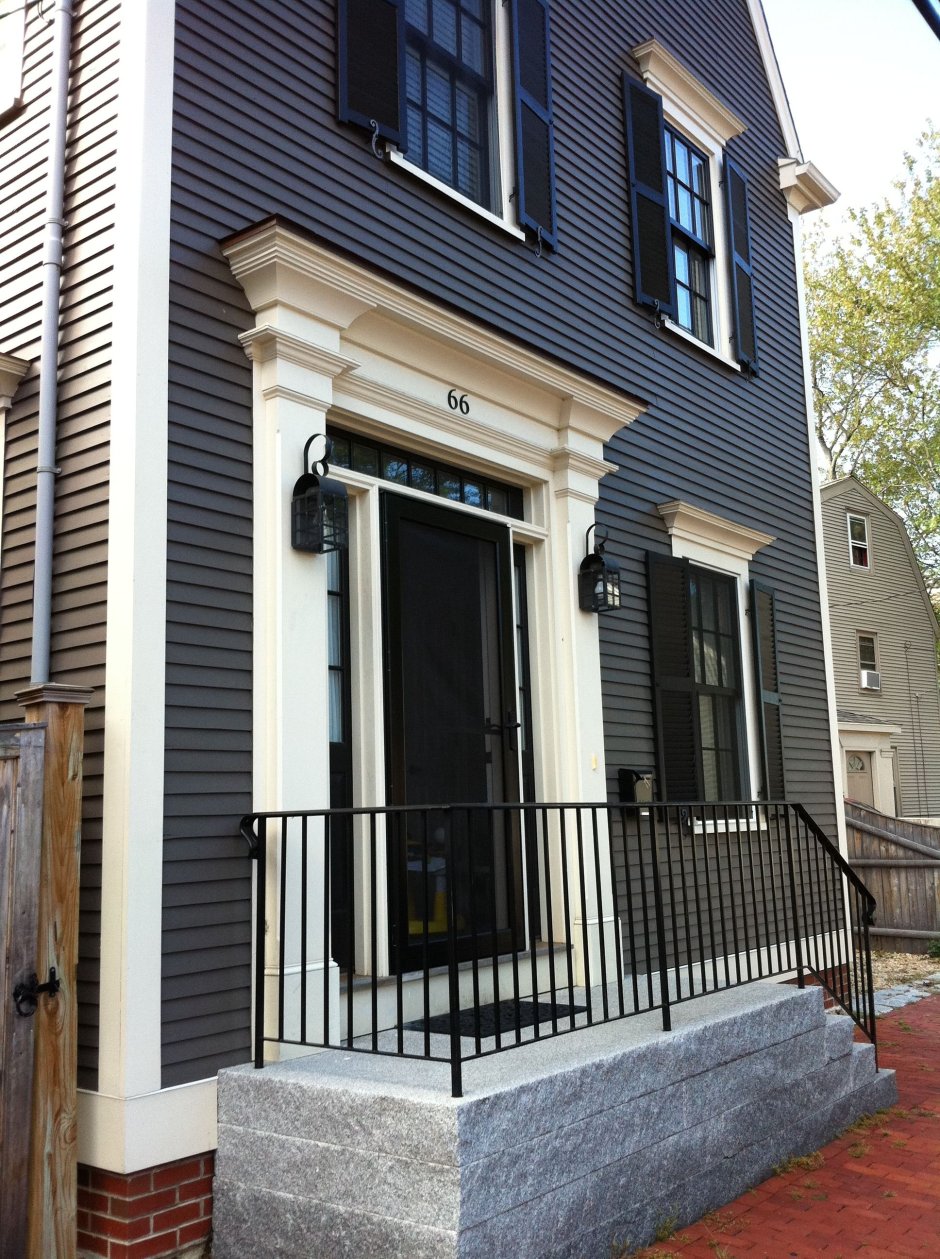 Фасад дома с белыми окнами