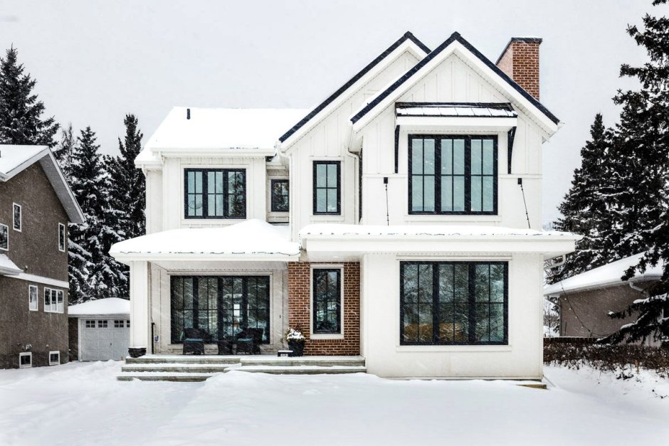 Коттедж с белыми окнами