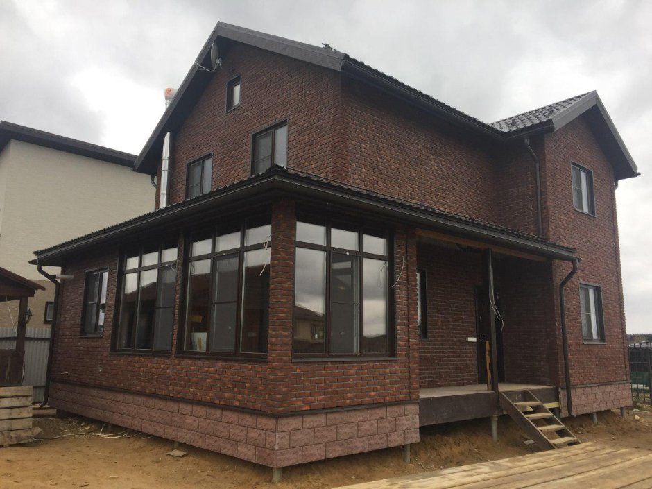Дом из коричневого кирпича