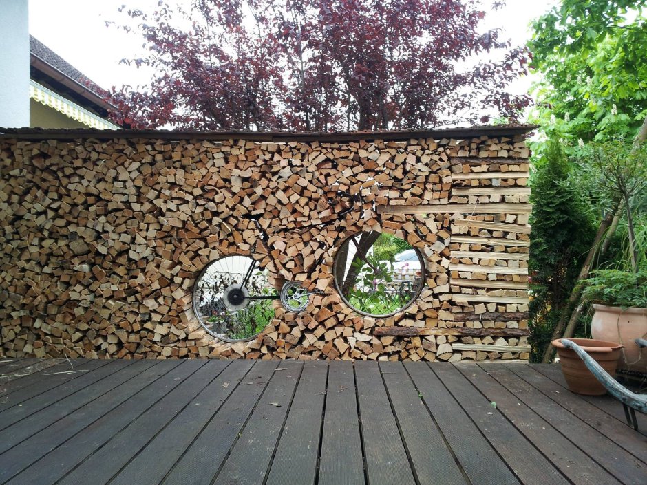 Поленница дров вдоль забор