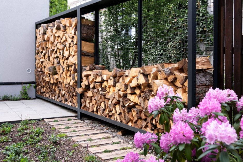 Дровница у забора
