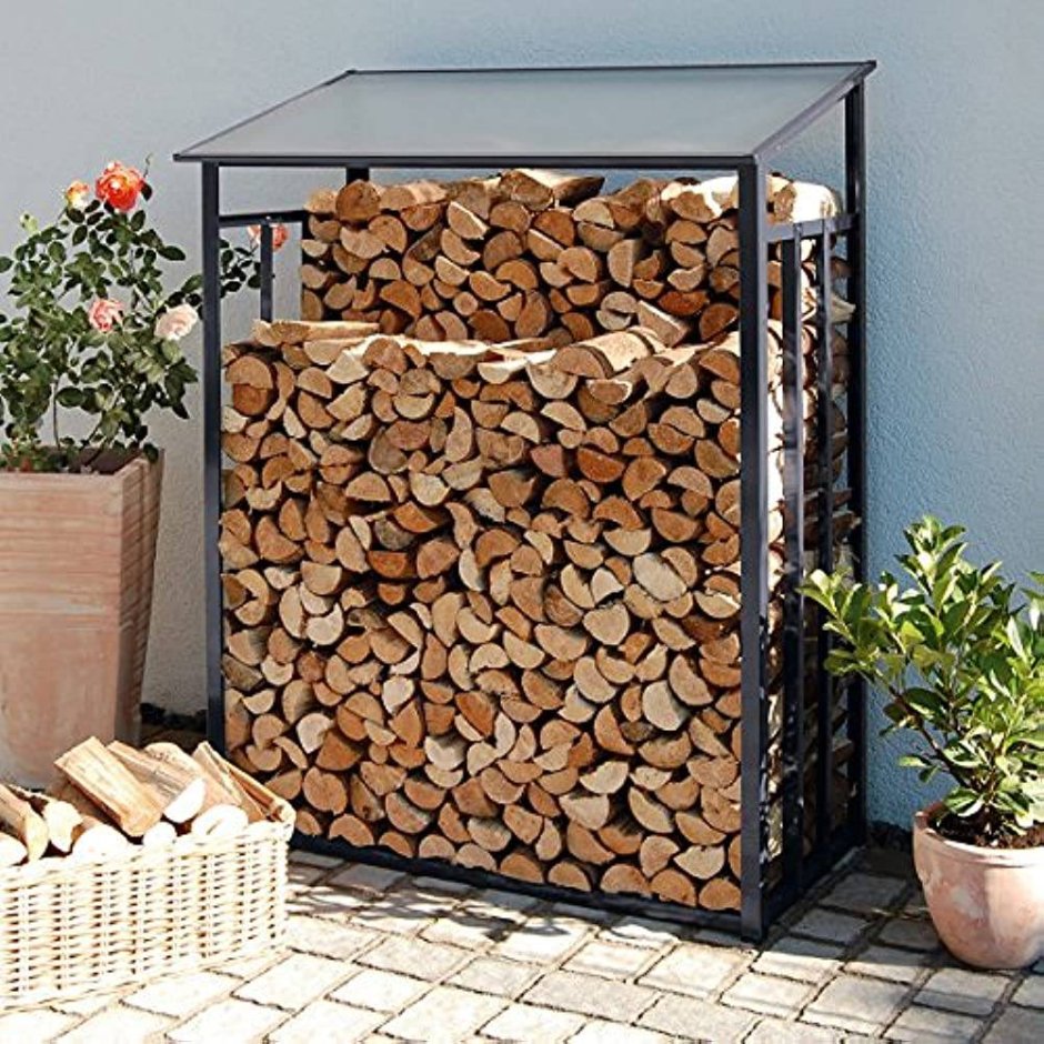 Дровяник у забора