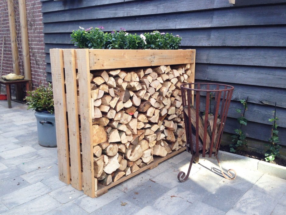 Дровник пирамида с кровлей