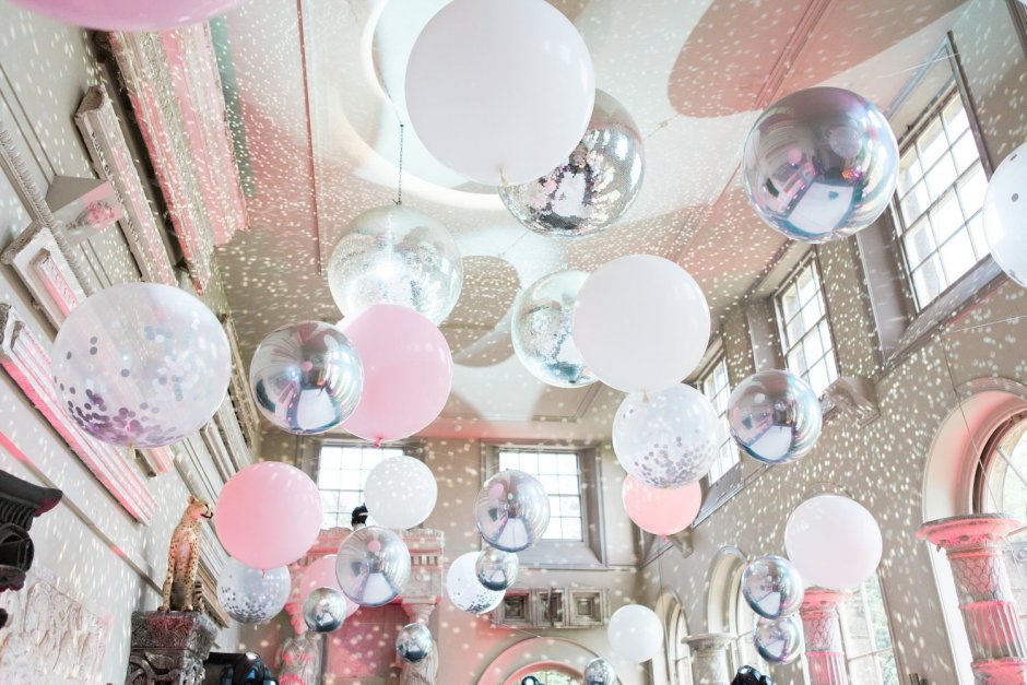 Висячие искусственные цветы в интерьере