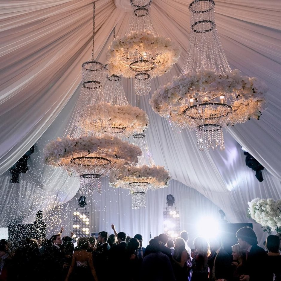 Декор потолка тканью