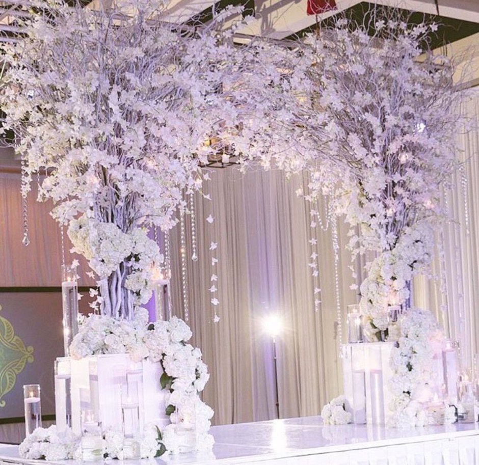 Розовые шары под потолок