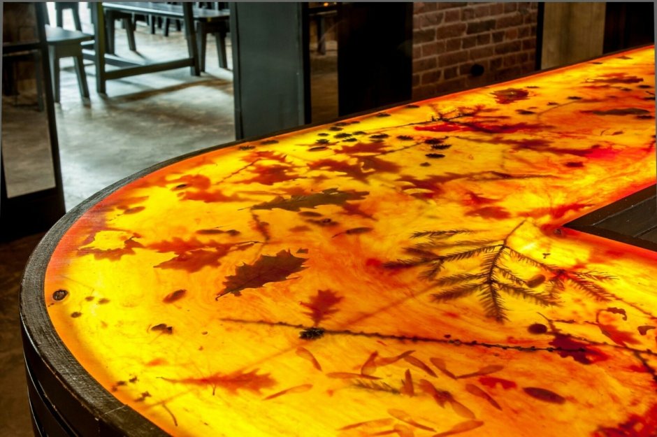 Стол с эпоксидной смолой лава