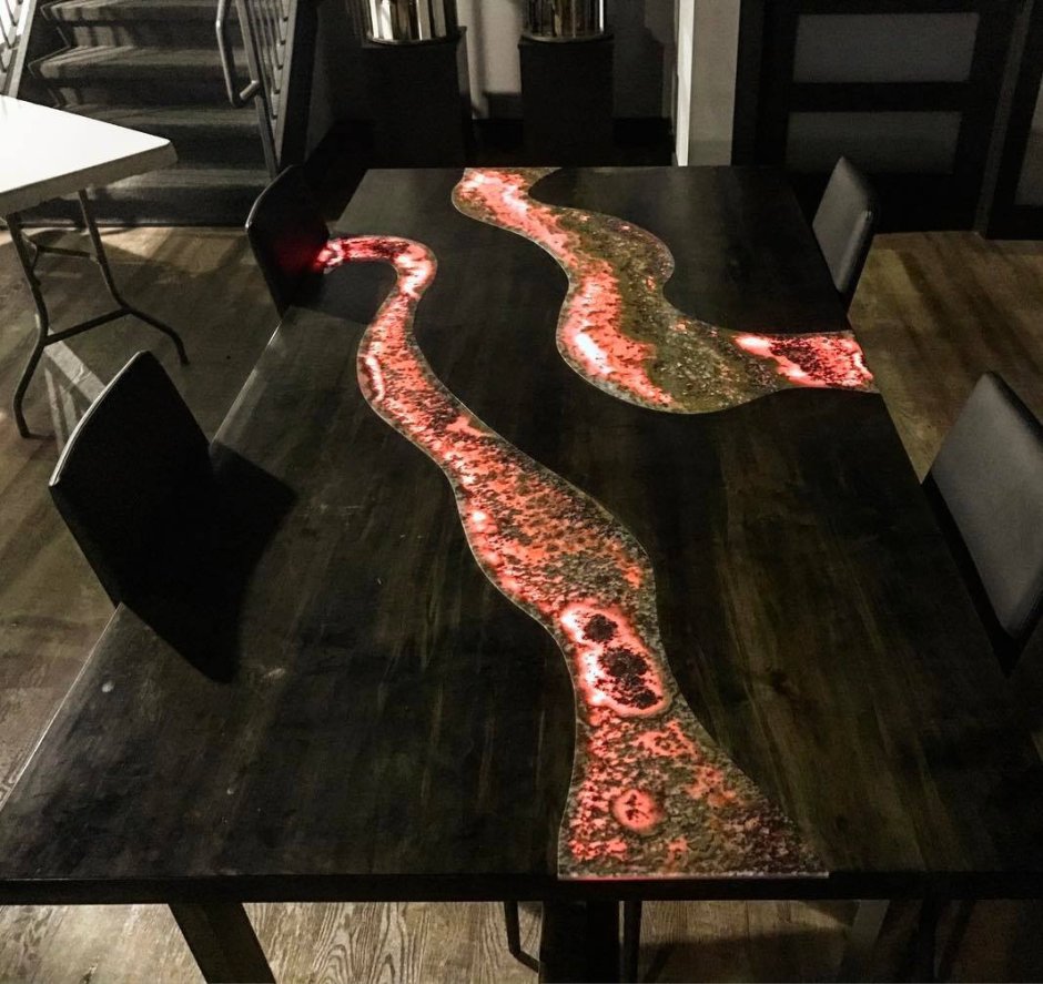 Стол из эпоксидки лава