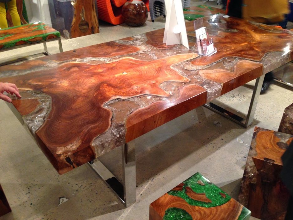 Прозрачный стол из эпоксидной смолы
