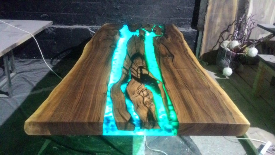 Стол из эпоксидной смолы