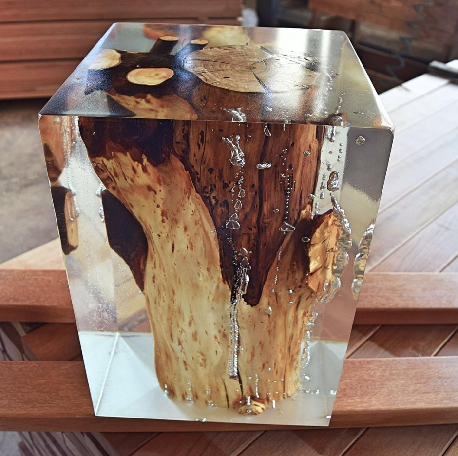 Стол из эпоксидной смолы и дерева