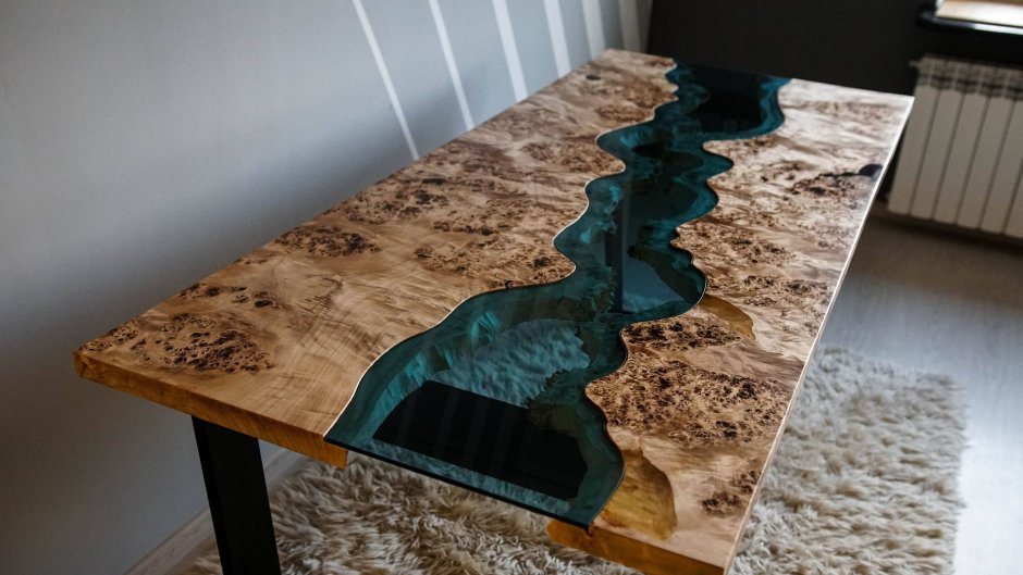 Стол из эпоксидной смолы красный