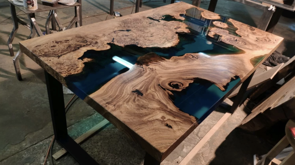 Стол из эпоксидной смолы с подсветкой