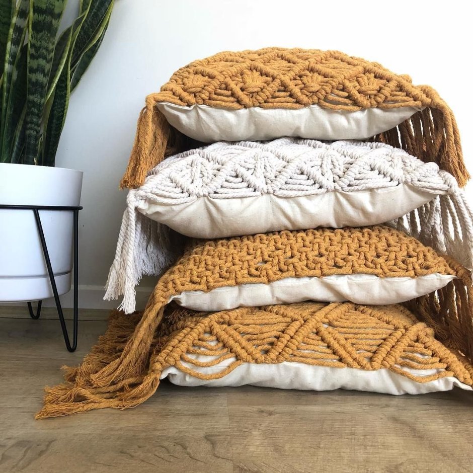 Квадратный вязаный пуф