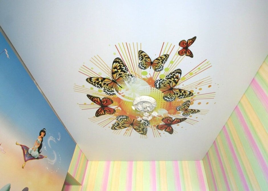 Бабочка на потолке в детской