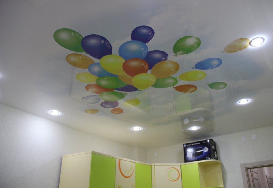 Натяжной потолок с воздушными шарами