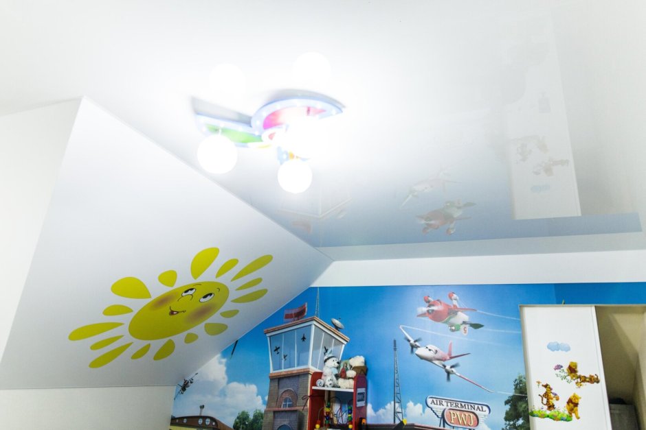 Глянцевый потолок в детской