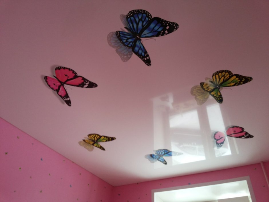 Натяжные потолки с бабочками