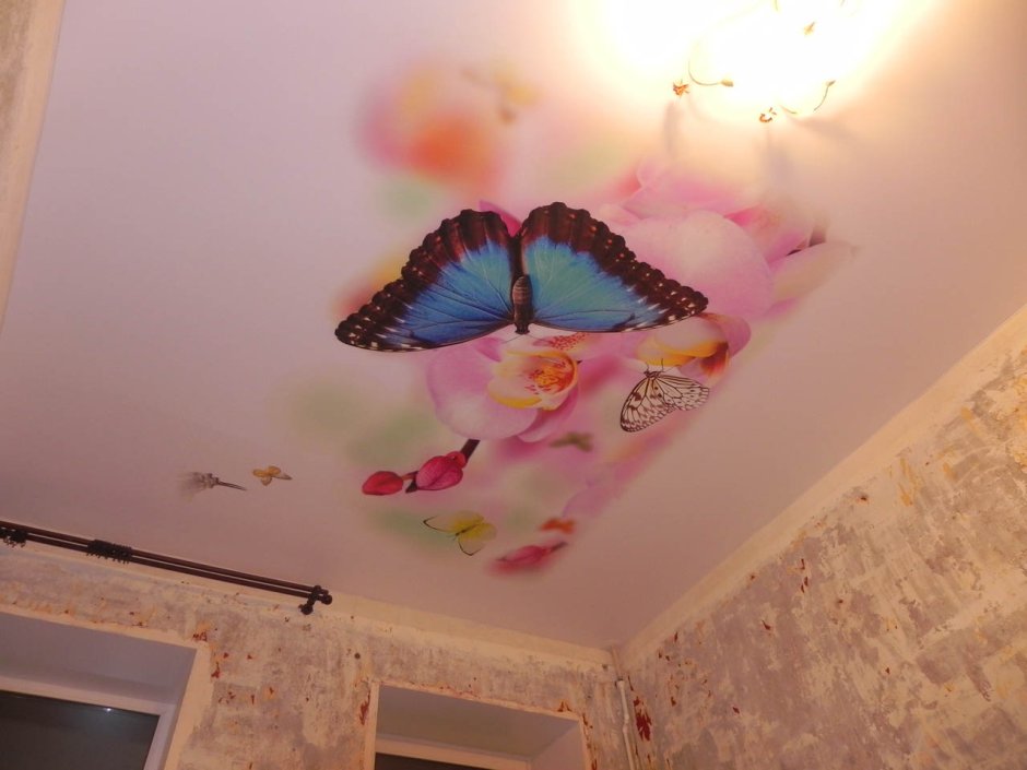 Натяжной потолок в комнату бабочки