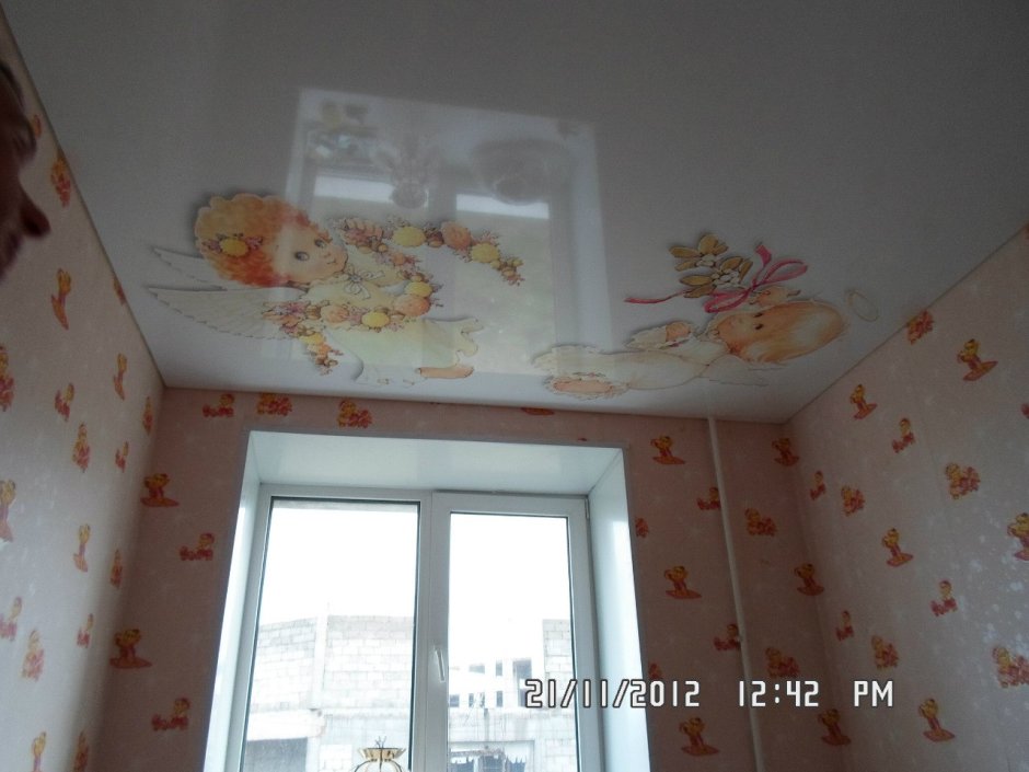 Натяжные потолки с фотопечатью в углу комнаты