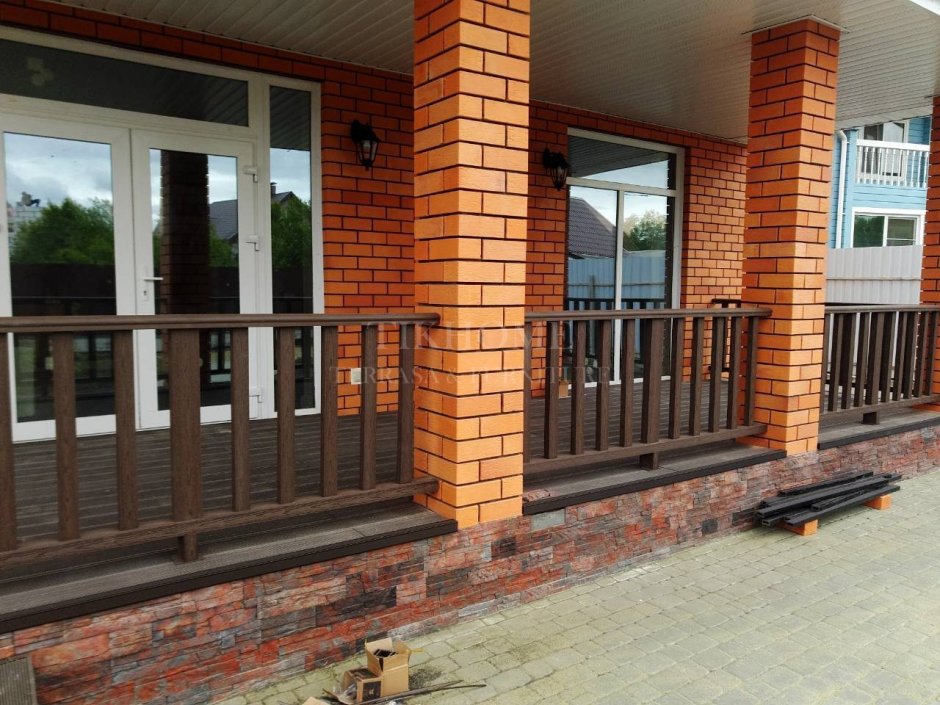 Терраса с колоннами из кирпича