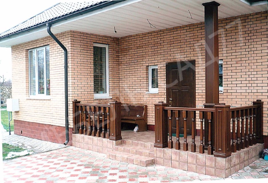 Веранда с кирпичными столбами