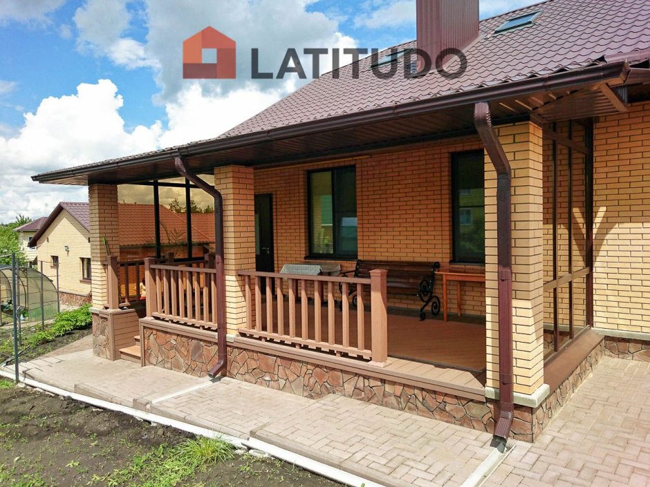 Веранда с кирпичными столбами