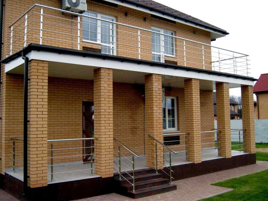 Терраса к кирпичному дому