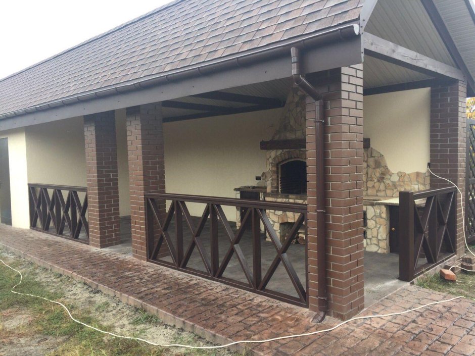 Терраса с кирпичными столбами