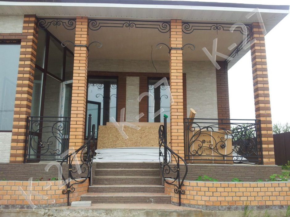 Терраса с кирпичными столбами