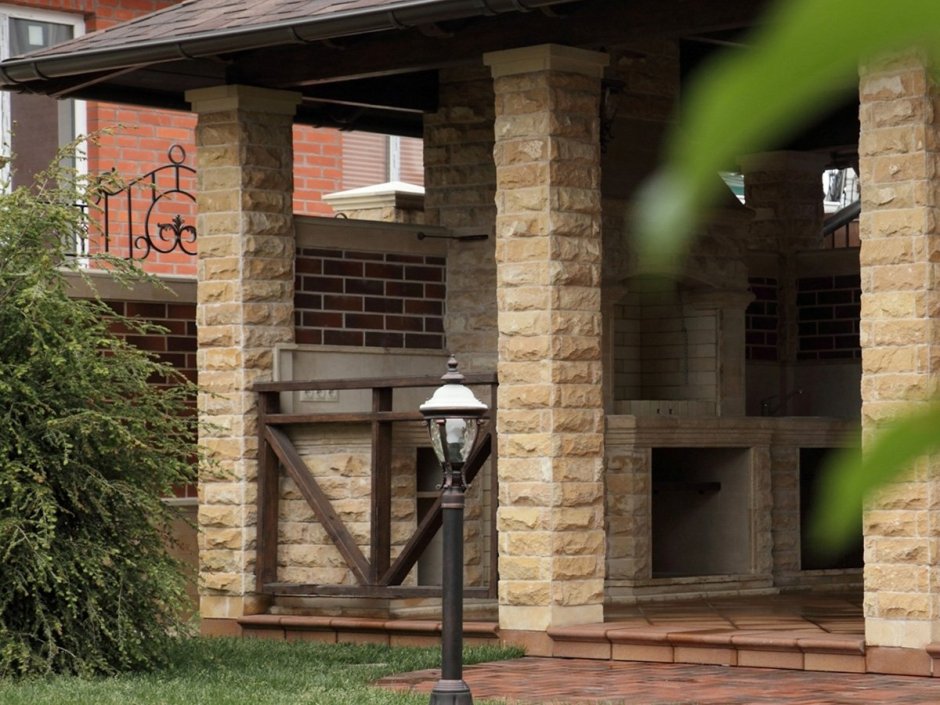 Беседка с кирпичными колоннами