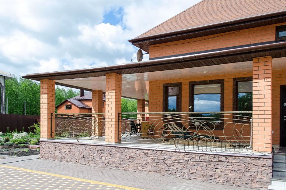 Терраса с кирпичными столбами