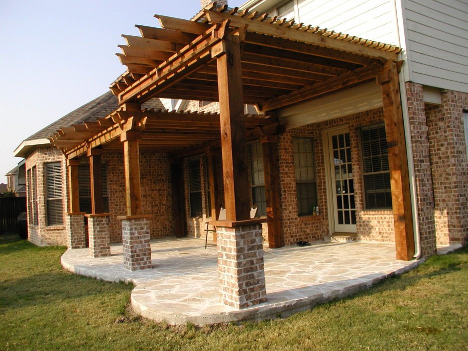 Терраса из кирпича и дерева