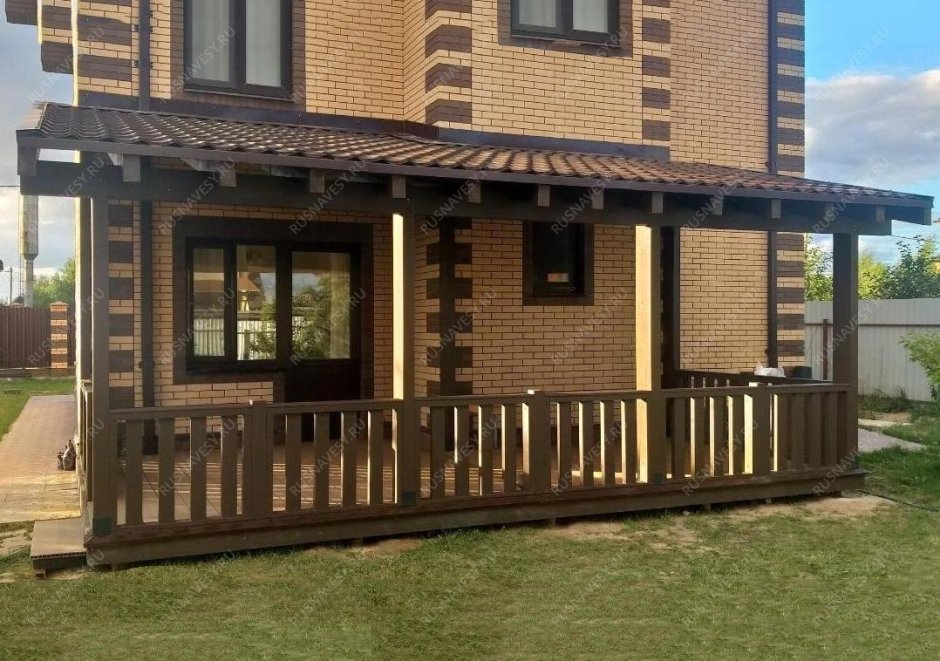Терраса к кирпичному дому