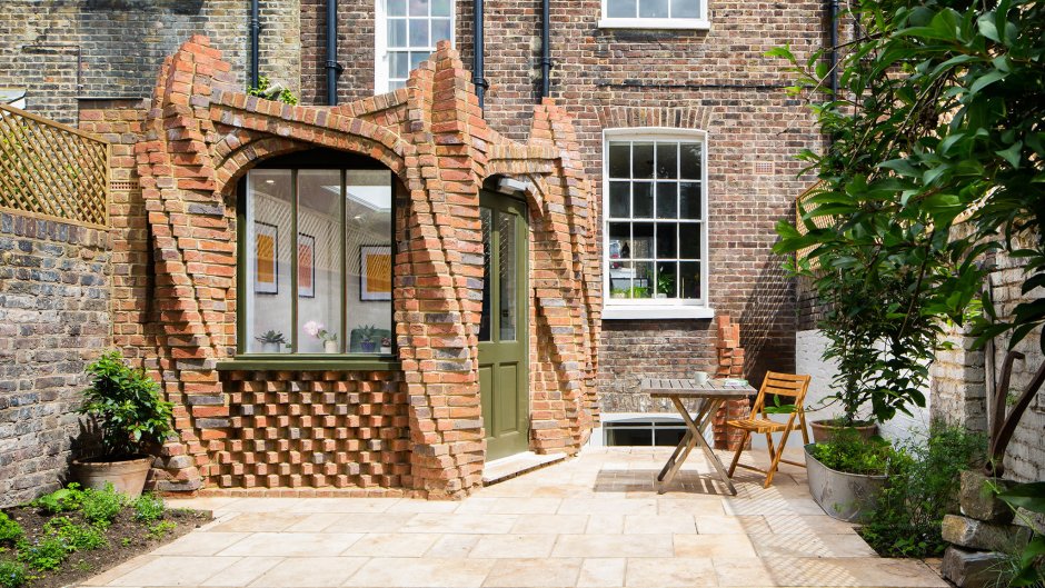 Гауди кирпичные колонны