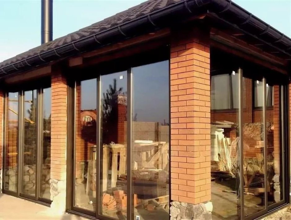 Остекленная веранда с колоннами