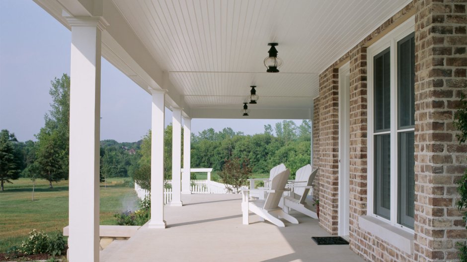 Терраса с кирпичными колоннами