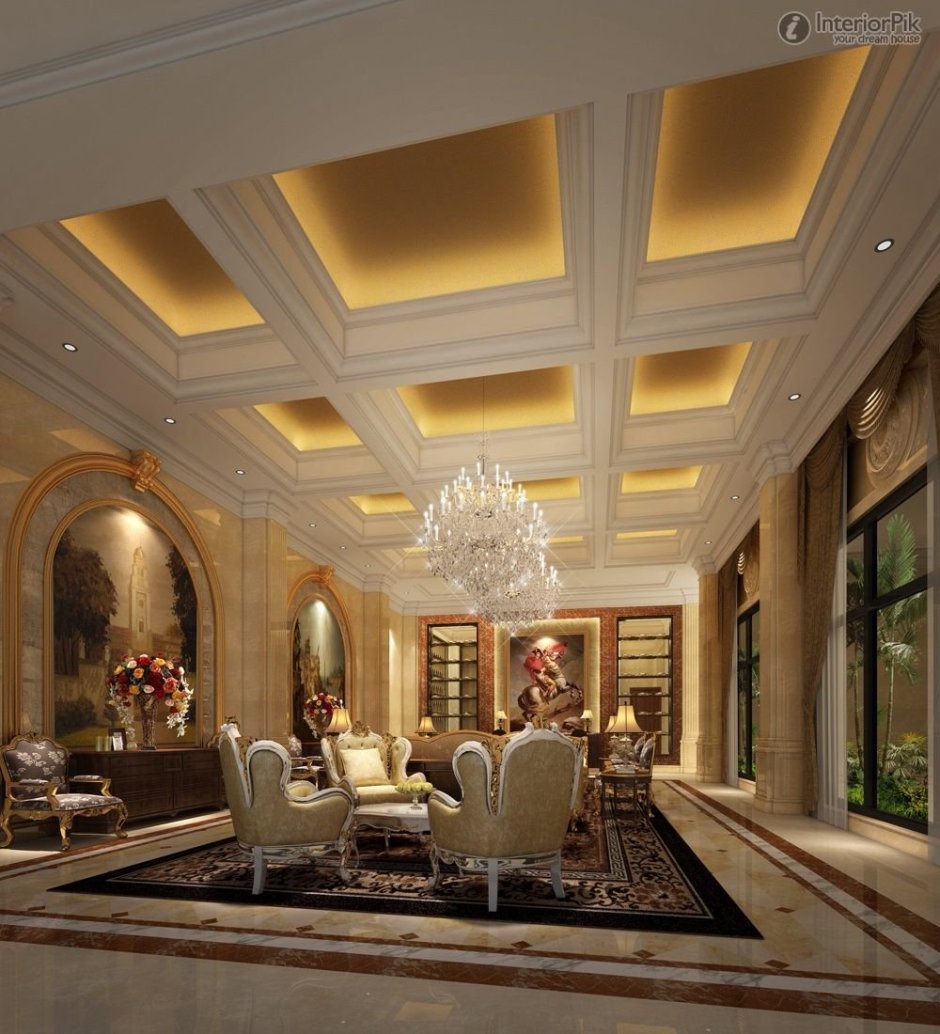 Потолок в холле отеля